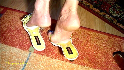 high-heeled slippers